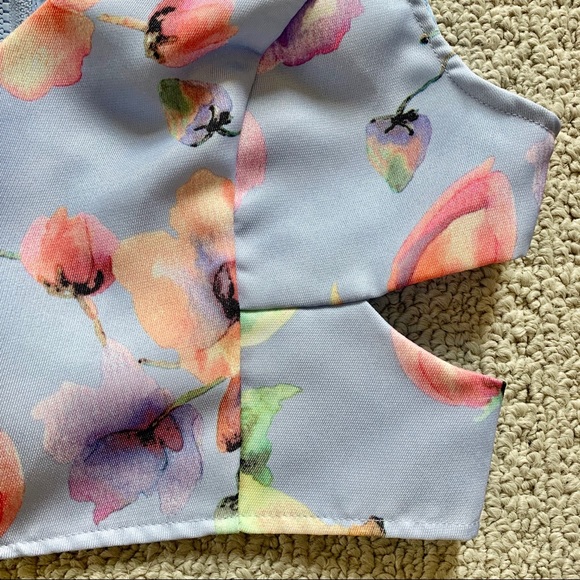 Light Blue Floral Cutout Crop Top - Picture 2 of 6